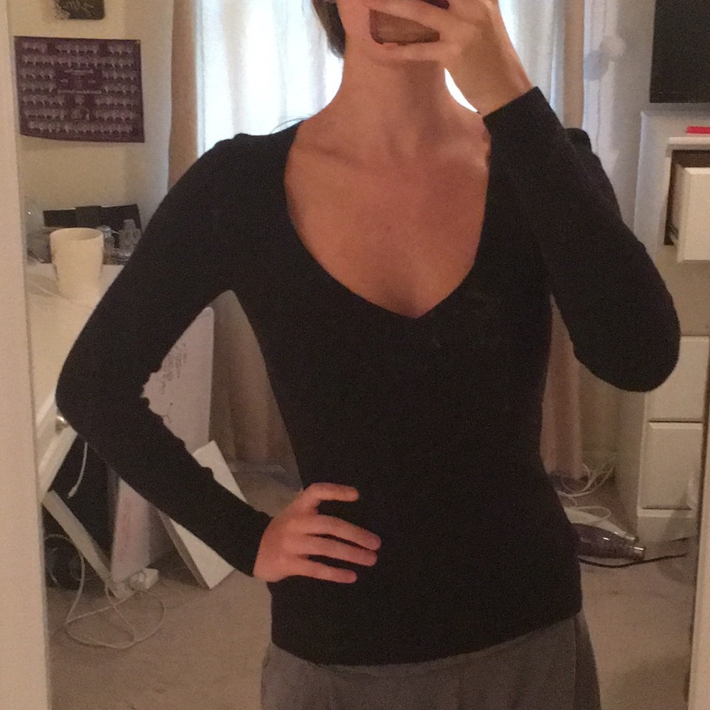 Black v-neck long sleeve sweater