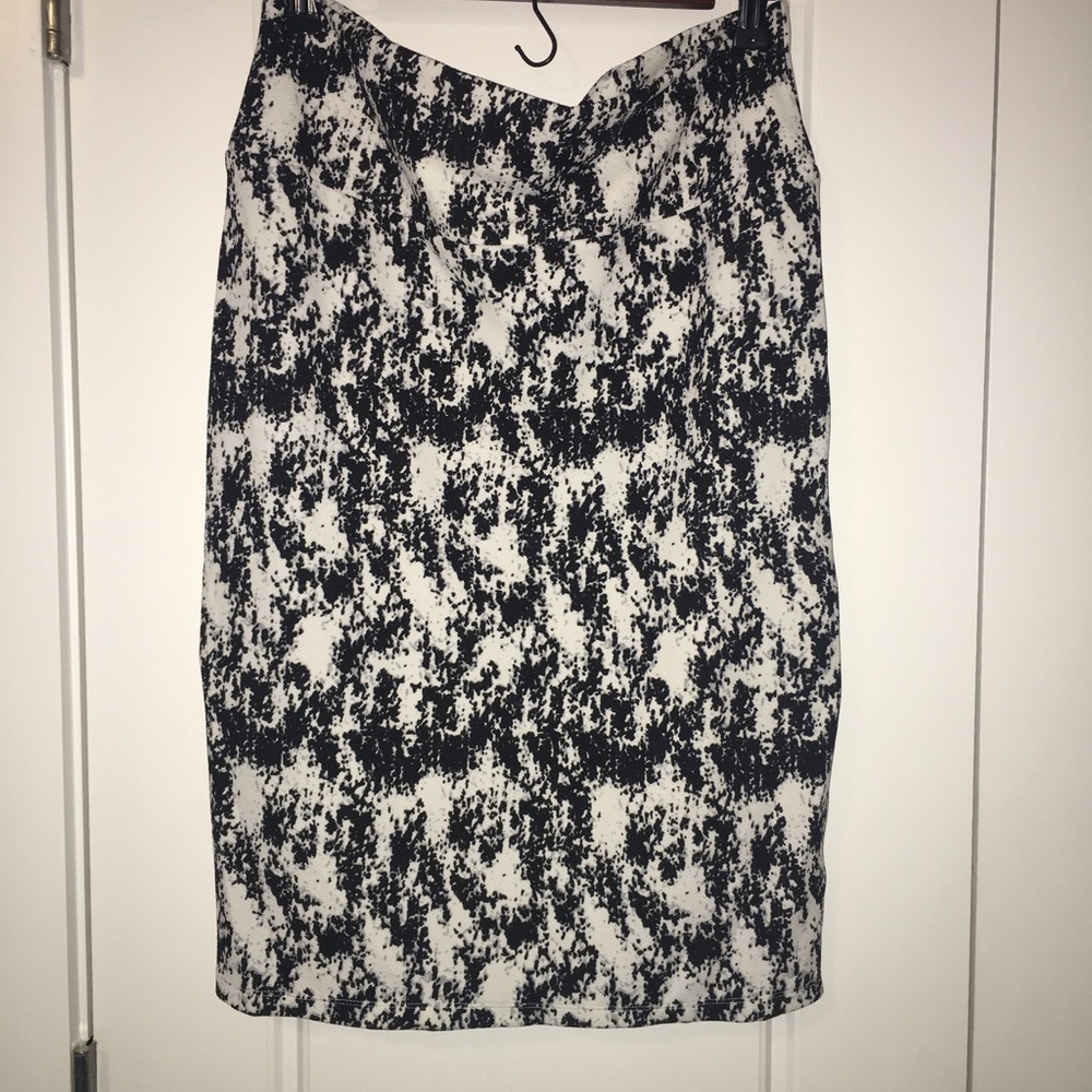 NWOT LuLaRoe Cassie Skirt Black & White L