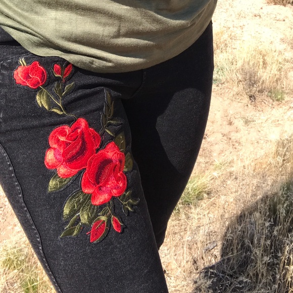 << Black Pants Denim Floral Embroidered Leggings > - Picture 2 of 6