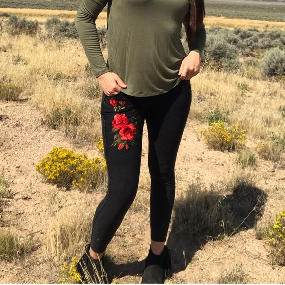 << Black Pants Denim Floral Embroidered Leggings > - Picture 6 of 6