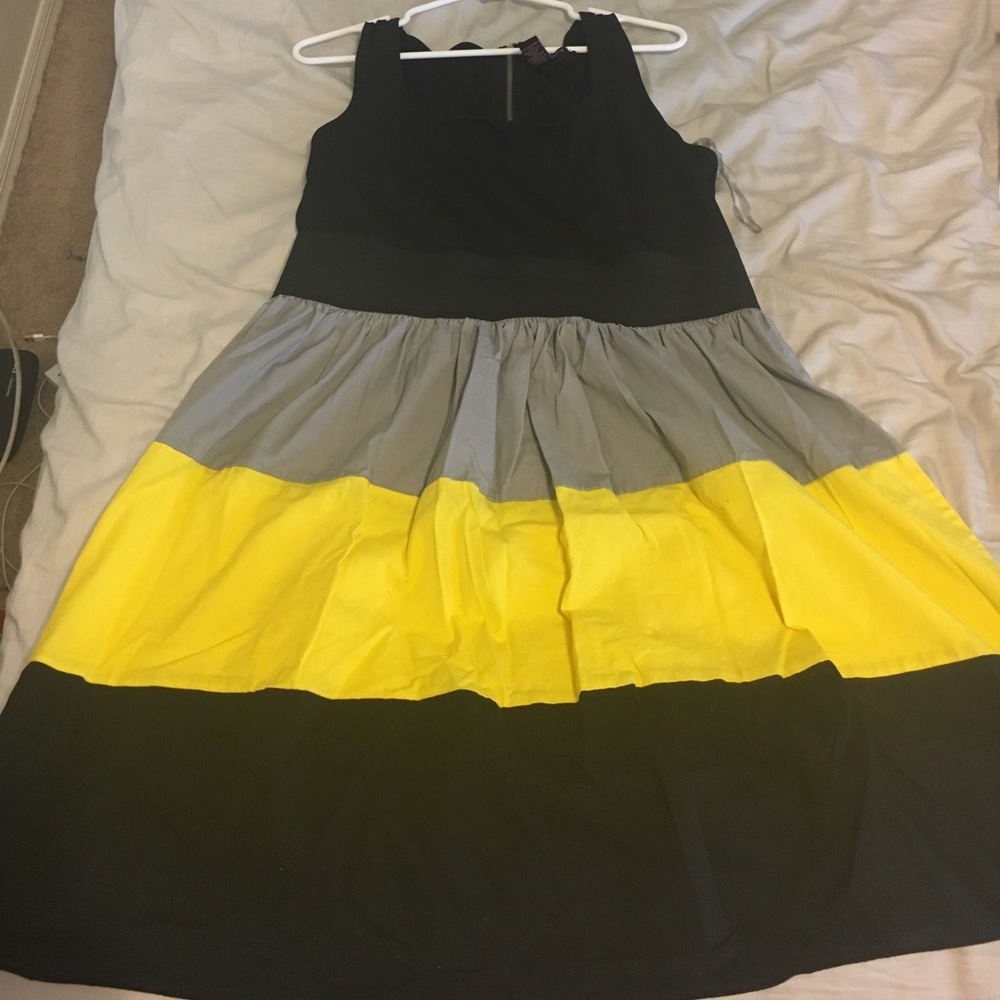 Super-cute Black & Yellow Sleeveless Dress