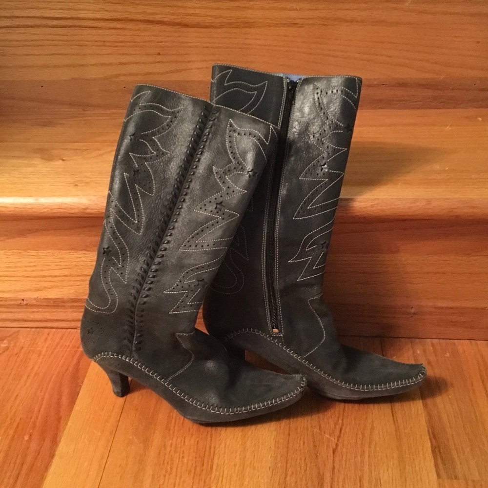 Pointed heeled western style boot!