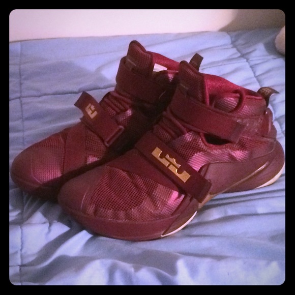 Red LeBron basketball shoes - Picture 1 of 1