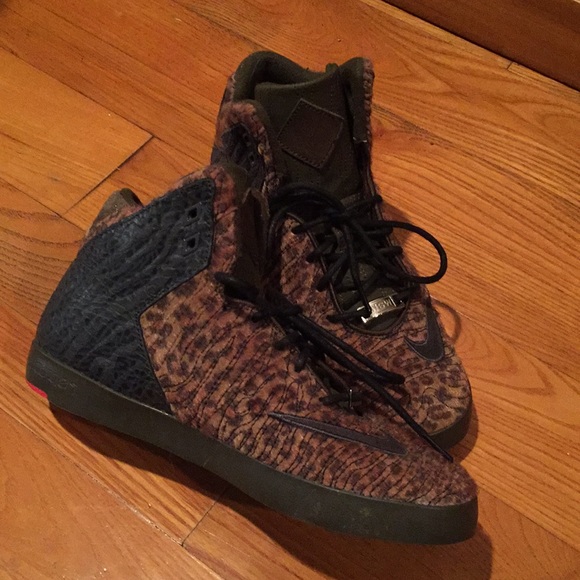 Shoes - Picture 2 of 4