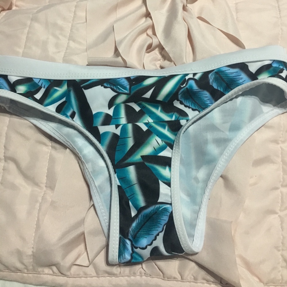 Never worn Bikin bottoms❣️