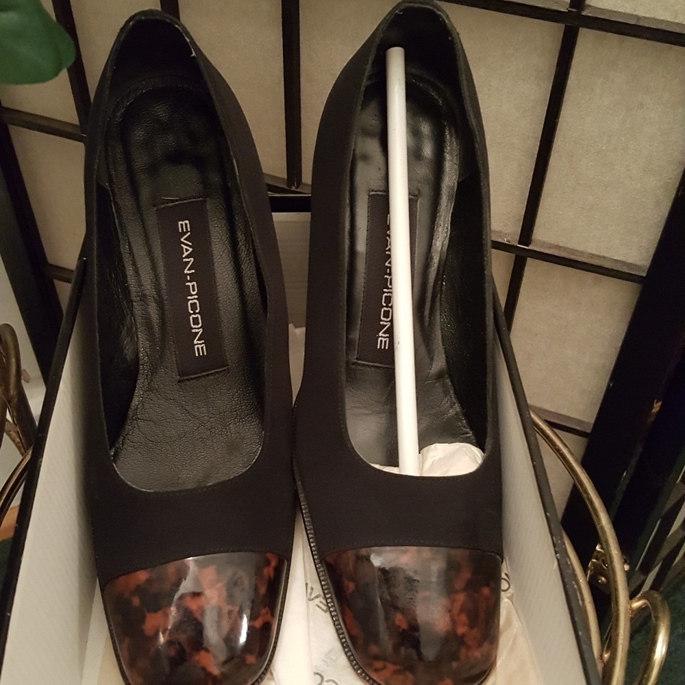 Wonderful Evan Picone,two tone pumps.