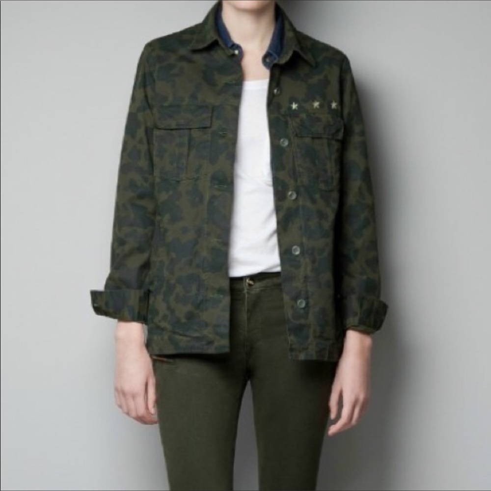 Top w. suede embroidered leopard face in the back.