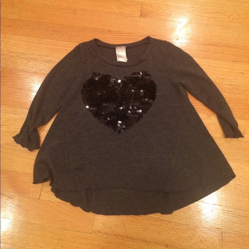 Gorgeous 3/4 sleeve t-shirt with black sequins