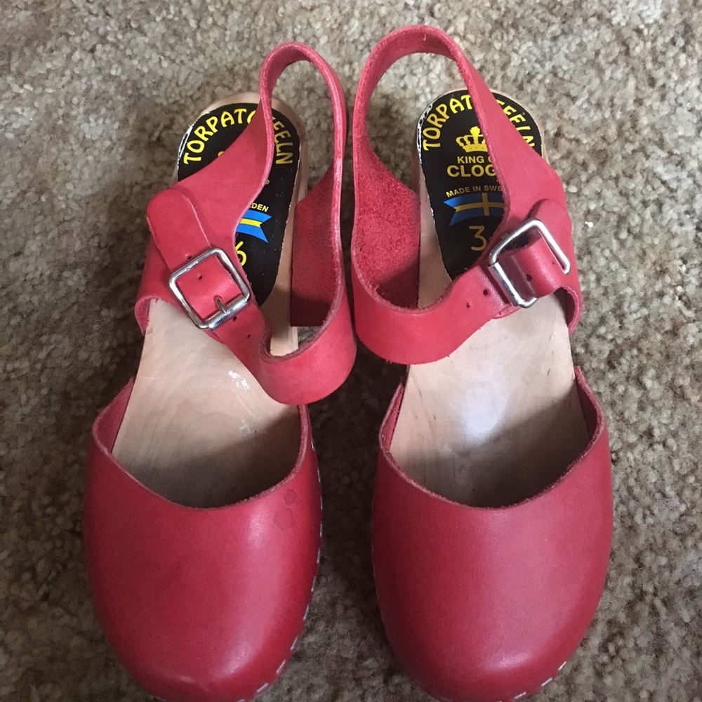 Red Clogs in great condition ❤️🌺