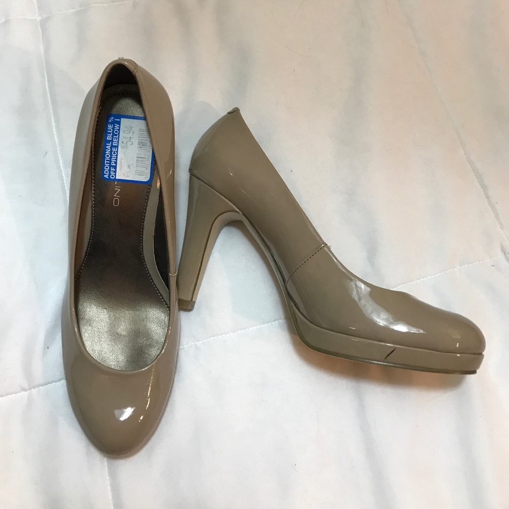 NWT taupe Bandolino patent leather platform pumps
