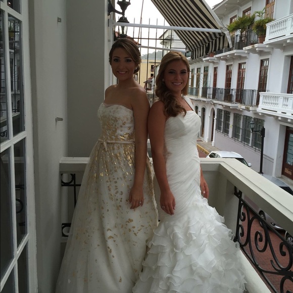 Carolina Herrera Wedding Dress - Picture 3 of 13