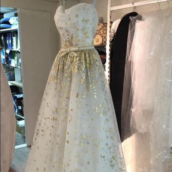 Carolina Herrera Wedding Dress - Picture 2 of 13