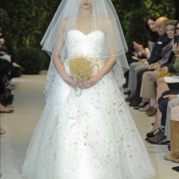 Carolina Herrera Wedding Dress - Picture 4 of 13