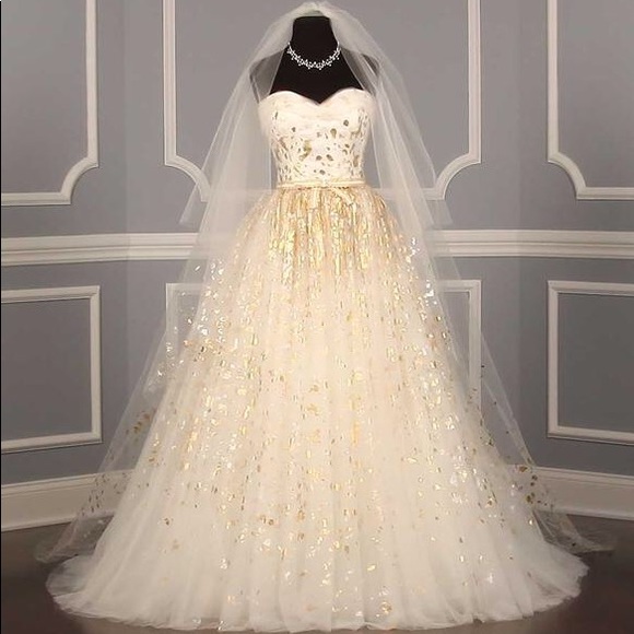 Carolina Herrera Wedding Dress - Picture 5 of 13