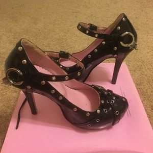 Handcuff high heels