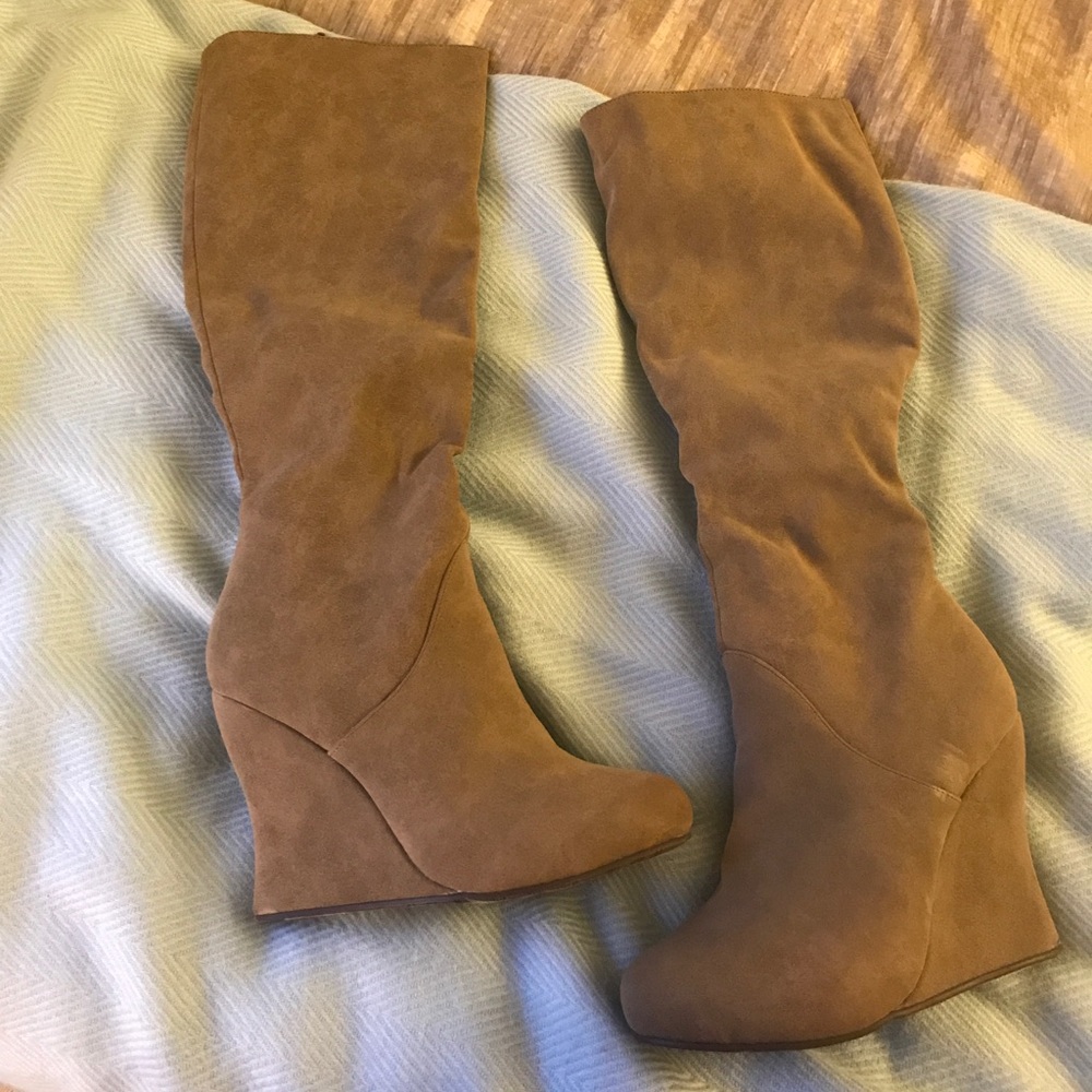 👌🏼👠Tan faux swede wedge boots. Worn only once.