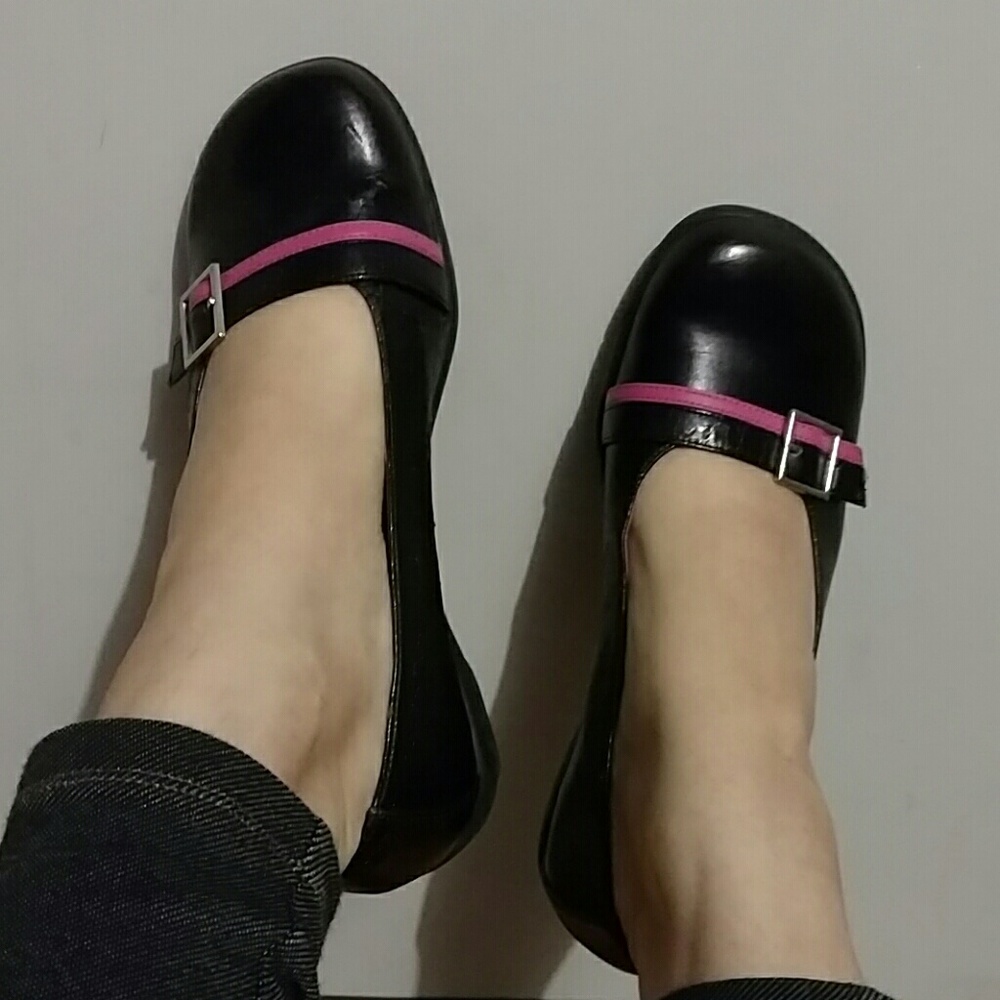 Black leather-like buckle shoes with pink stripe