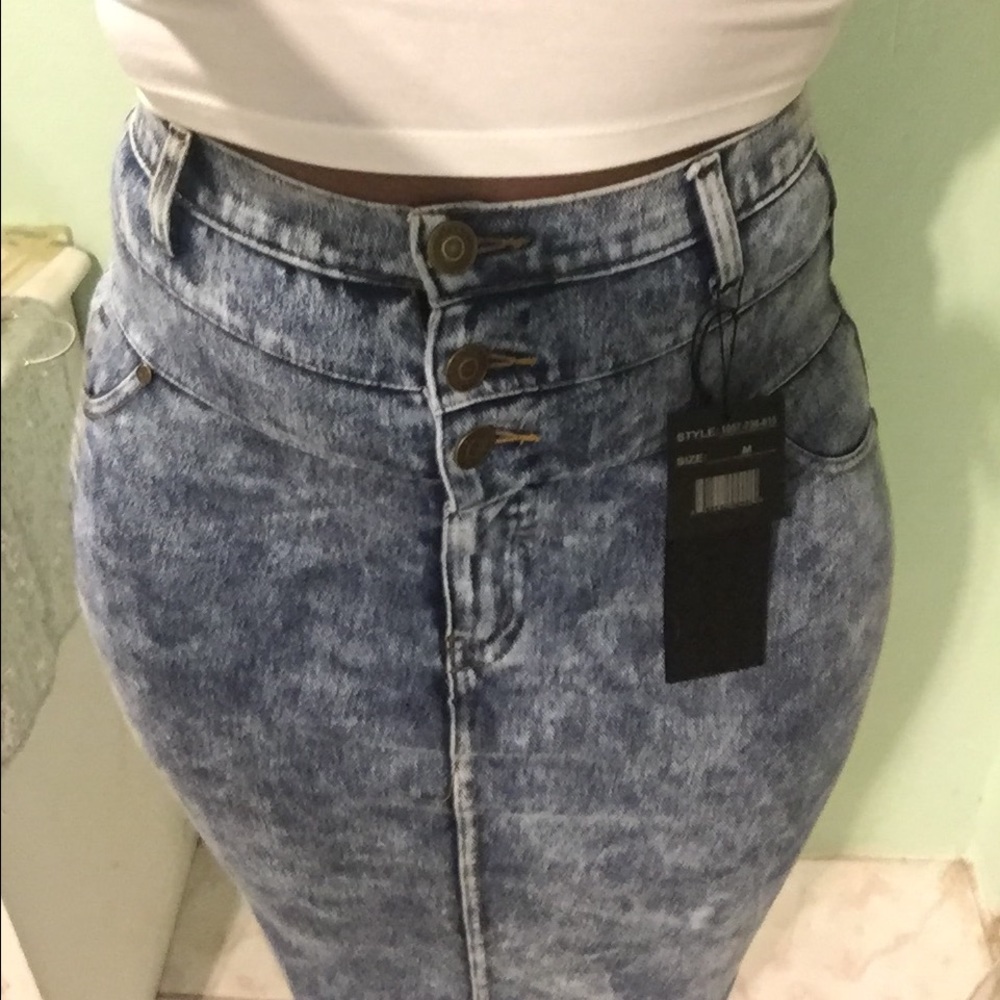 Medium wash high waist denim skirt