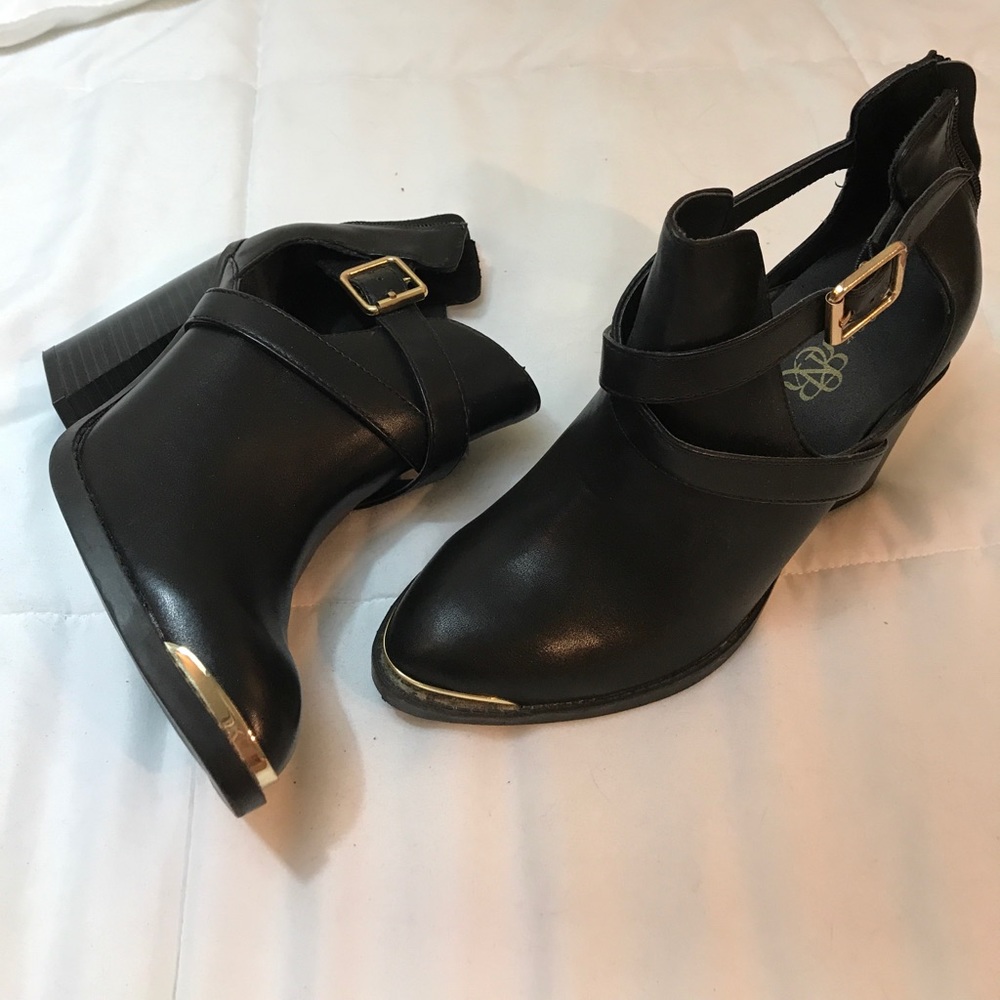 Rock and Republic gold tipped toe booties
