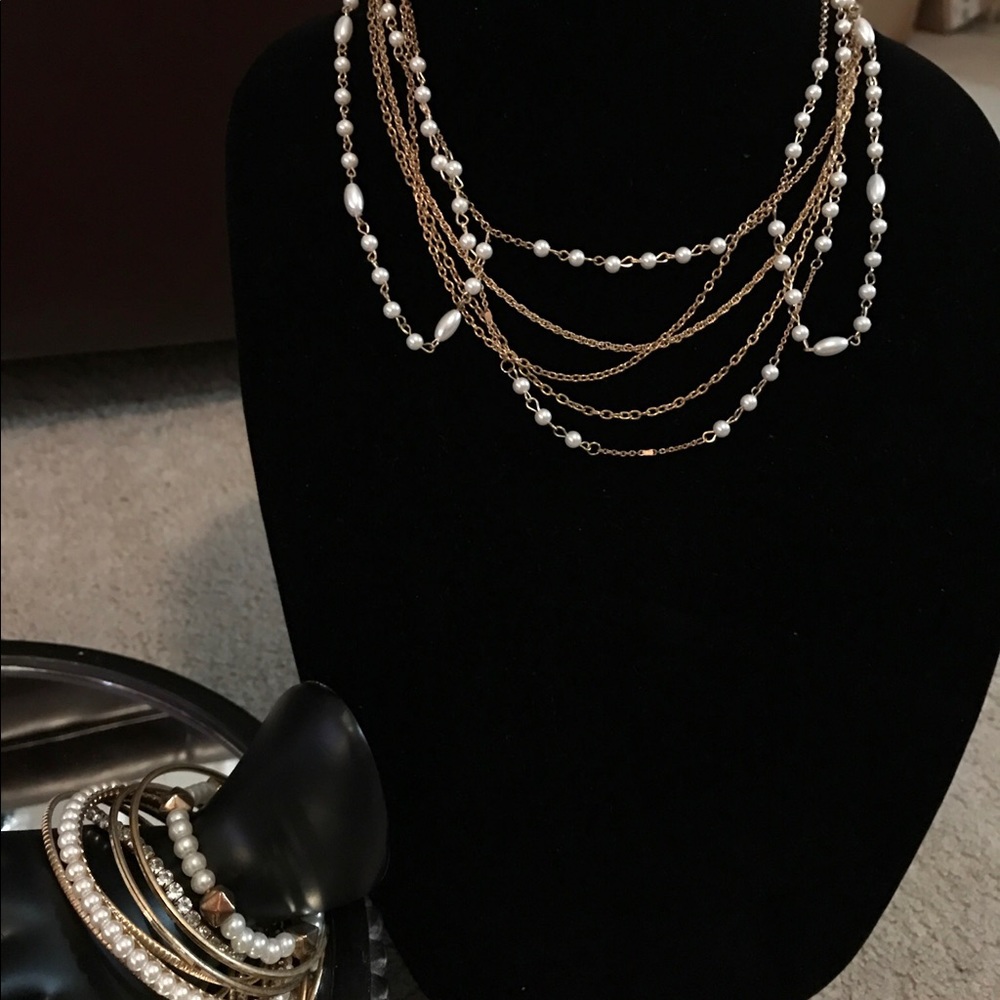 Pearl/Gold necklace and braclet
