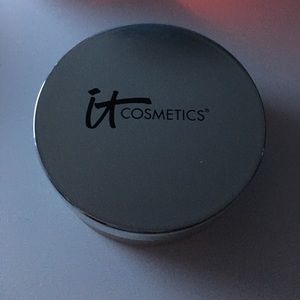It cosmetics powder foundation