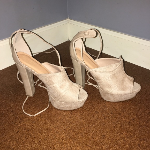 Strappy tan heels - Picture 2 of 2