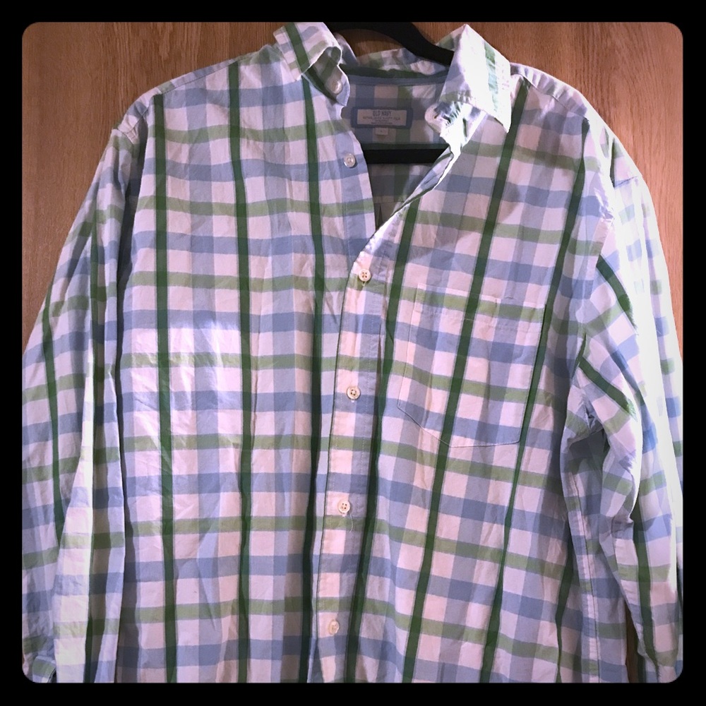 Men's Old Navy plaid dress shirt! Worn once!