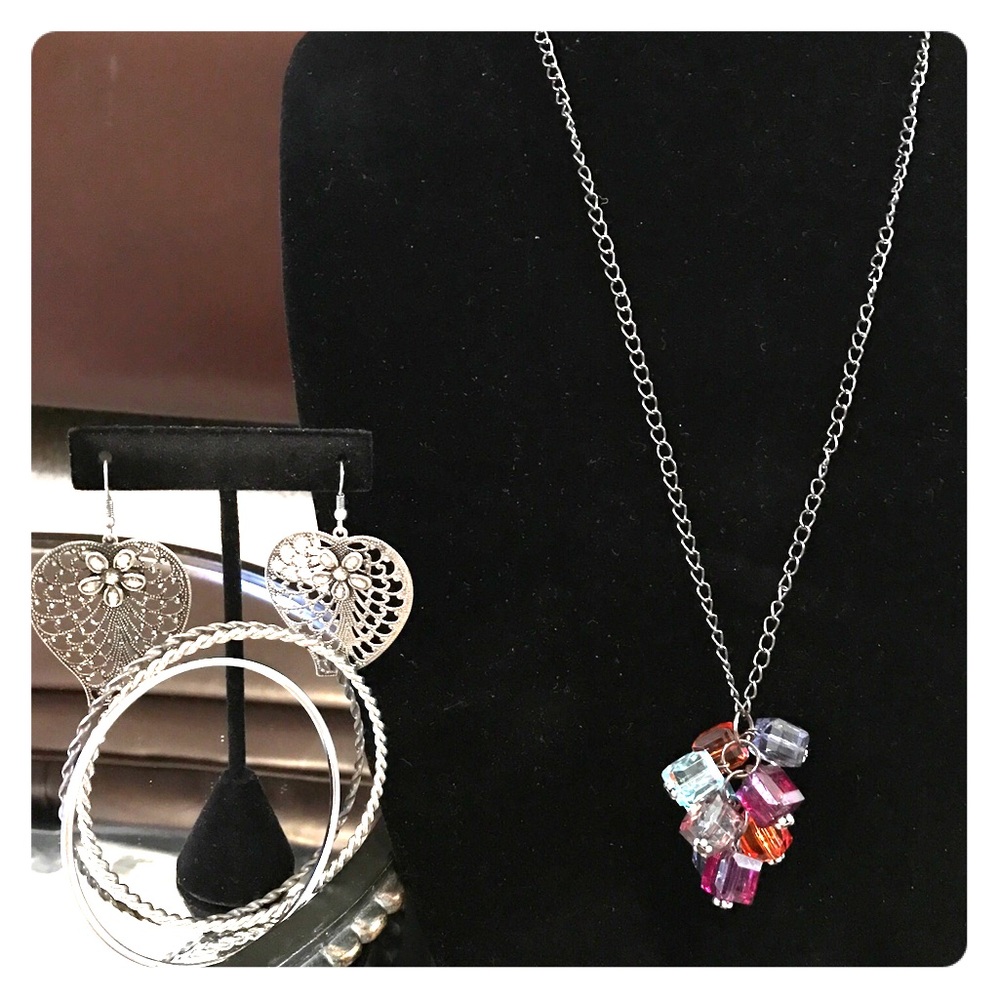 Necklace, earrings and braclet