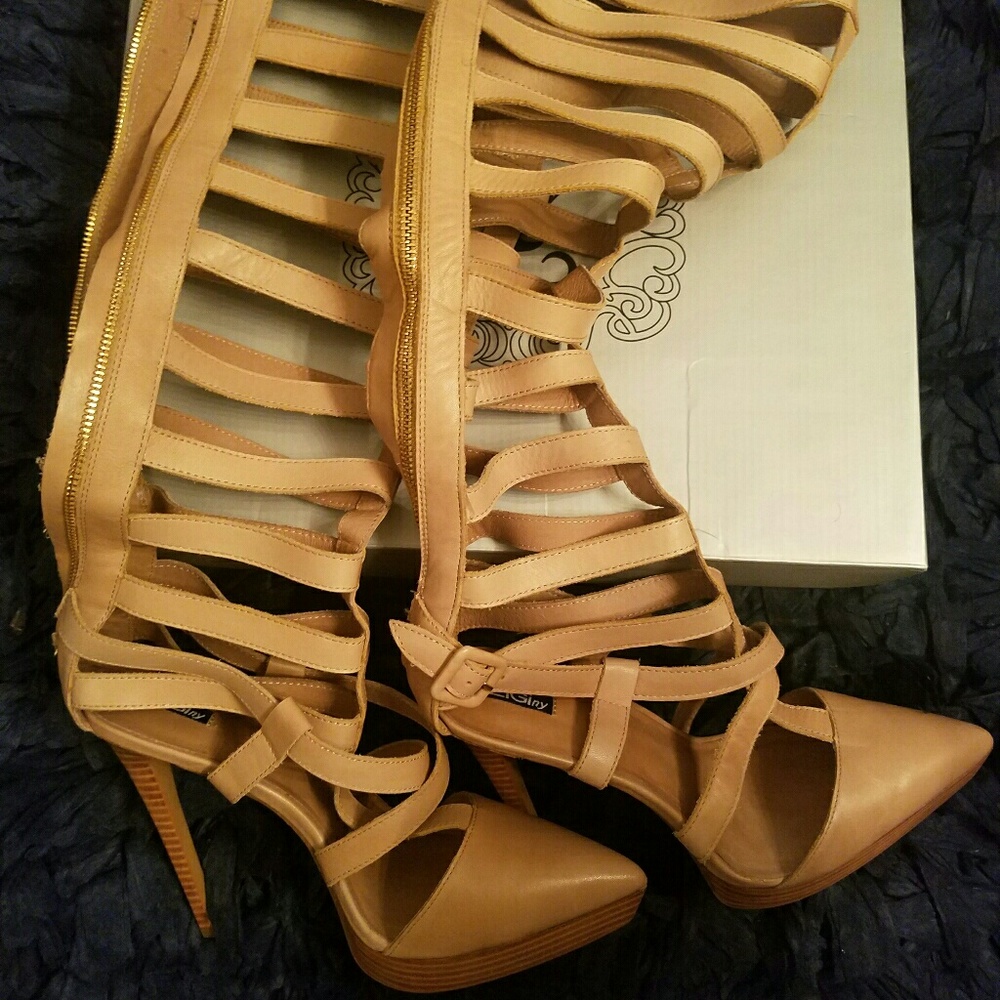 Nude sliced pumps
