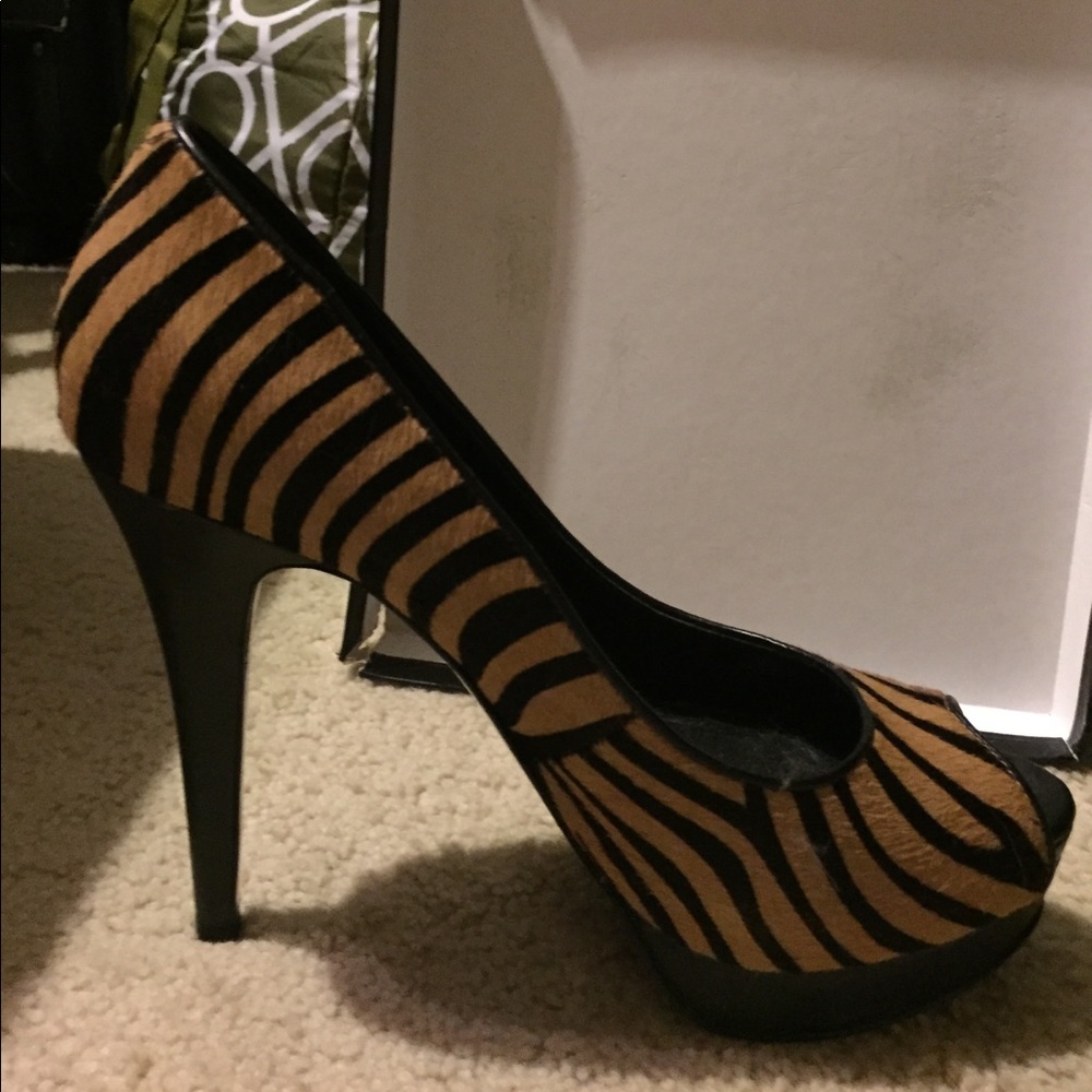 BCBG Tan/black peep toe Tiger stripe 5" heels