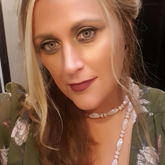 Meet your Posher, Christina - Picture 2 of 4