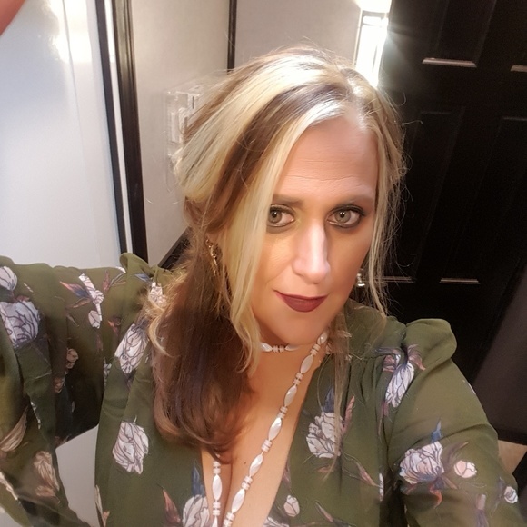 Meet your Posher, Christina - Picture 4 of 4