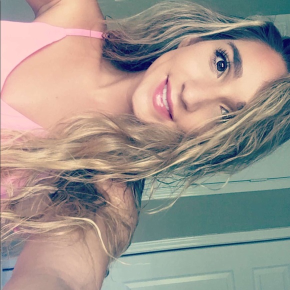 | Meet me | 👱🏽‍♀️💅🏽💋 - Picture 5 of 7