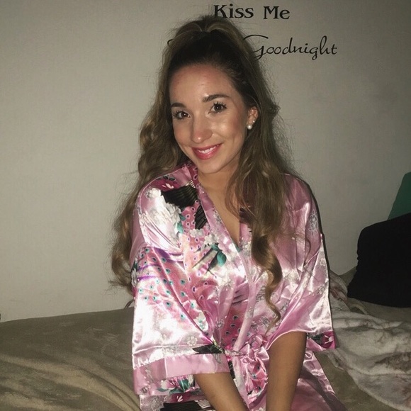 | Meet me | 👱🏽‍♀️💅🏽💋 - Picture 3 of 7