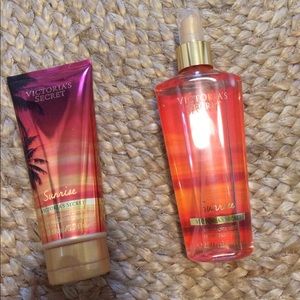 💗Victoria Secret body spray & lotion set💗