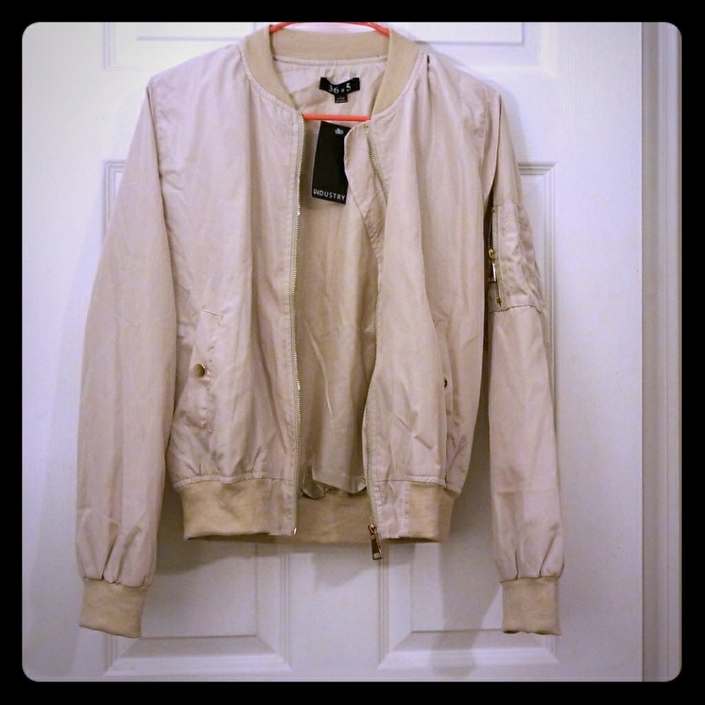 👻SOLD ON MERC👻NWT Bomber