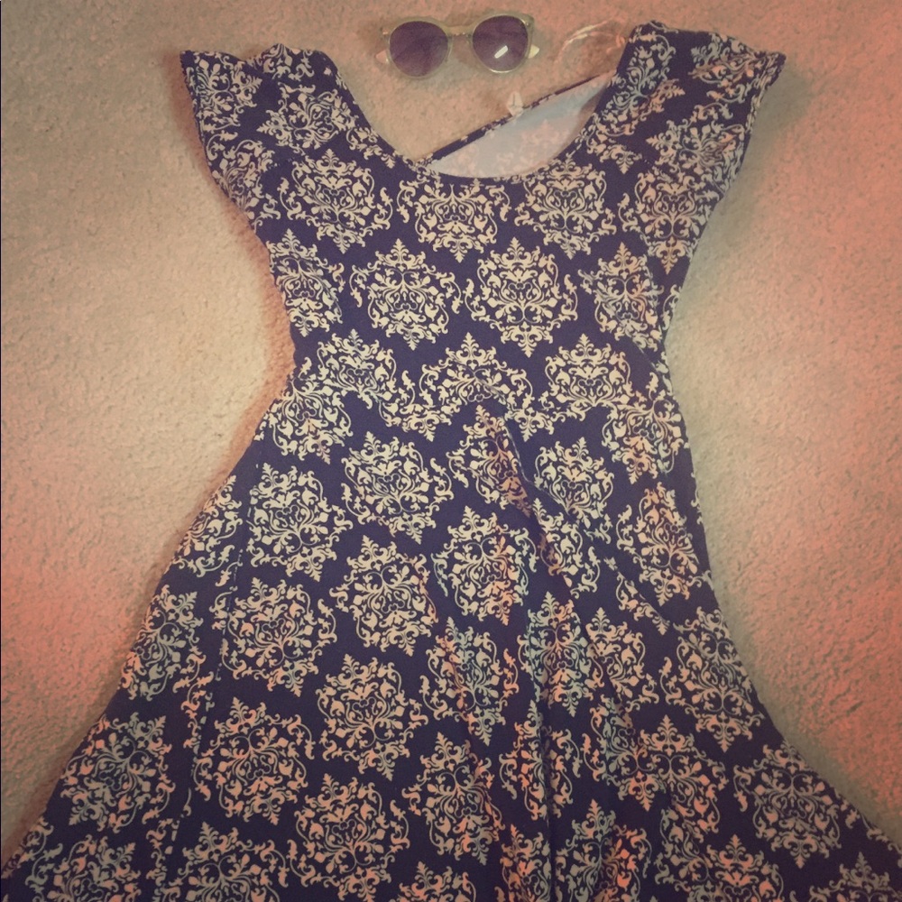 [SOLD] flattering navy and cream dress
