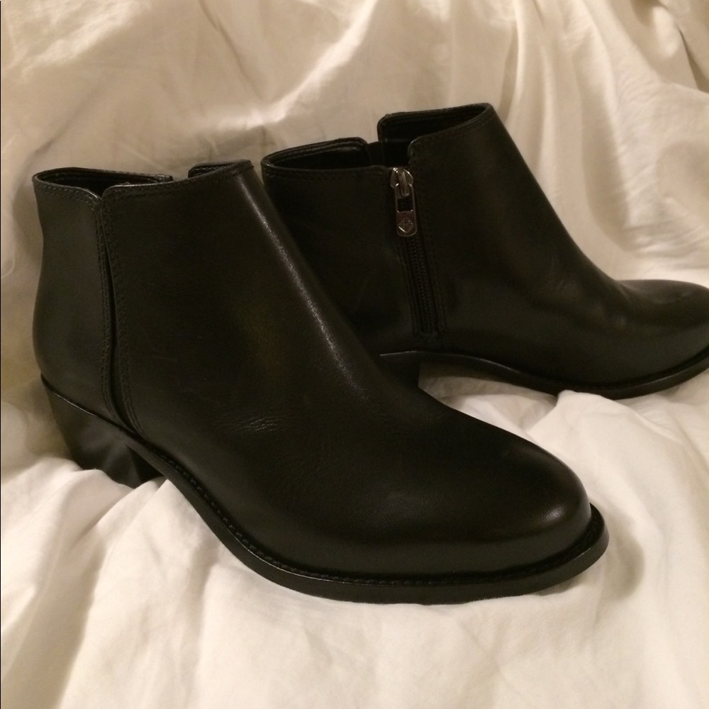 ⚜️NWOT Antonio Melani Leather Boots.