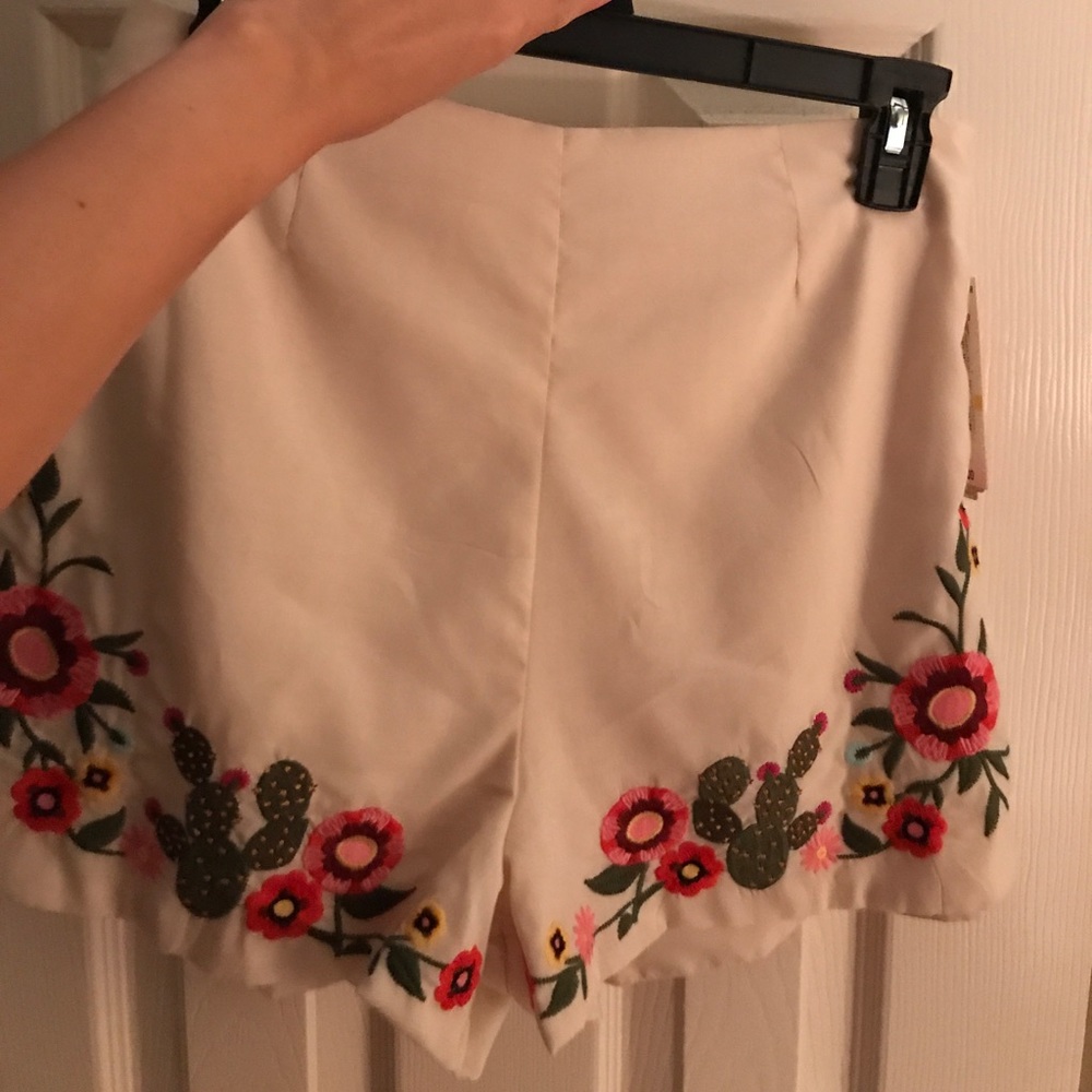 NEW!! Gorgeous linen cactus 🌵fun shorts! 🥑💕 - Picture 4 of 8