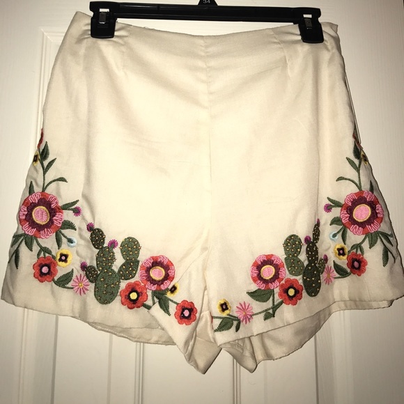 NEW!! Gorgeous linen cactus 🌵fun shorts! 🥑💕 - Picture 5 of 8