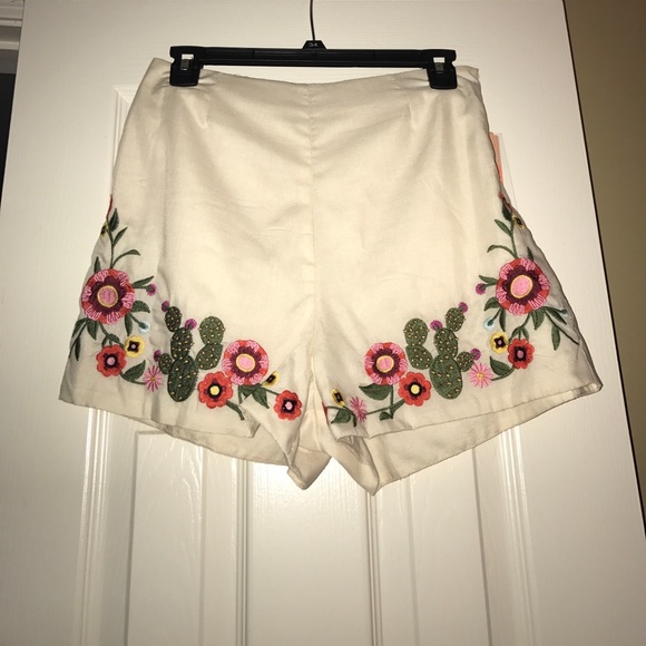 NEW!! Gorgeous linen cactus 🌵fun shorts! 🥑💕 - Picture 3 of 8