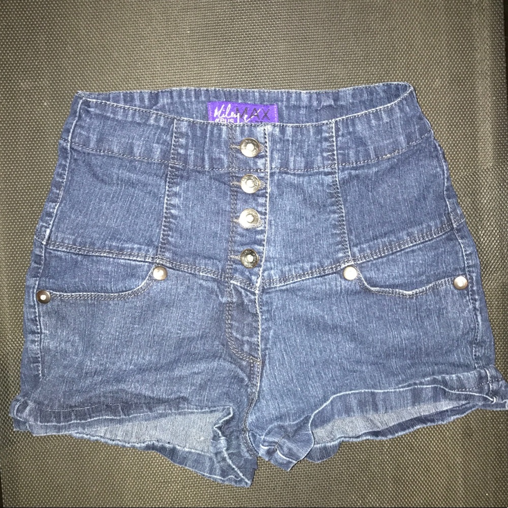 Semi High Wasted Shorts !