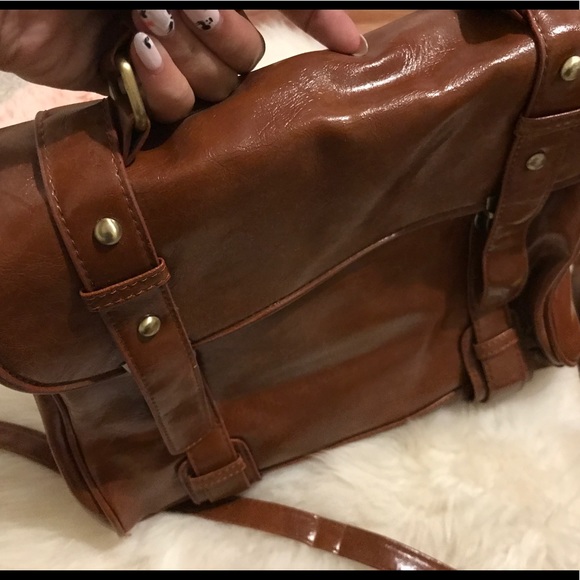 [BUNDLE UP🎉🎉] Glossy Brown Messenger Bag - Picture 1 of 8
