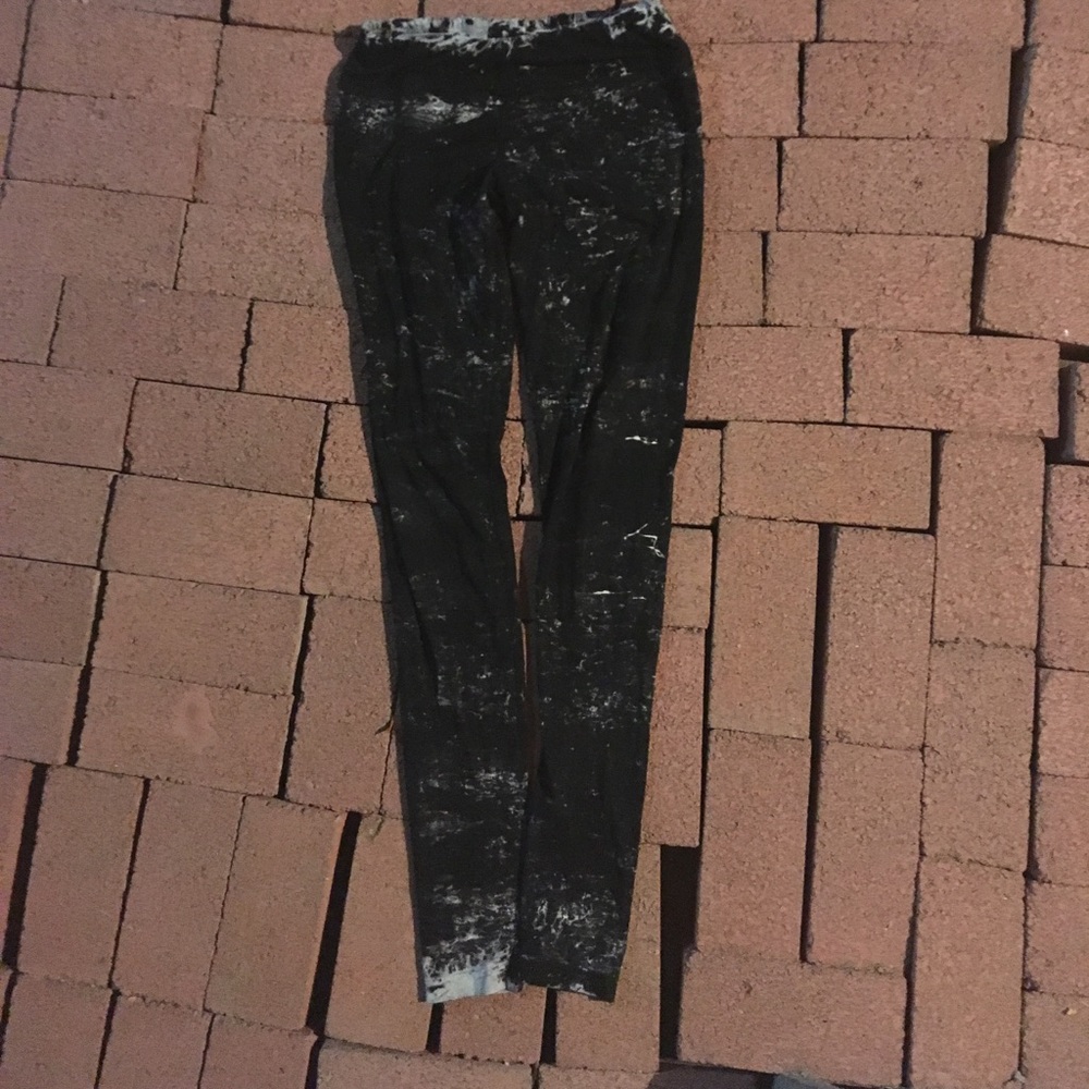 Black and white marble leggings