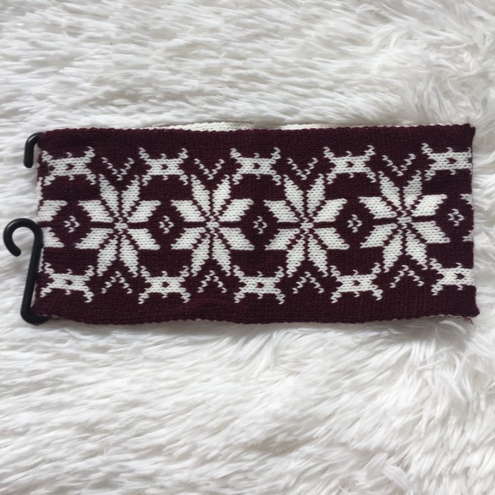 💥4/$25💥 Snowflake Pattern Maroon Ear Warmers