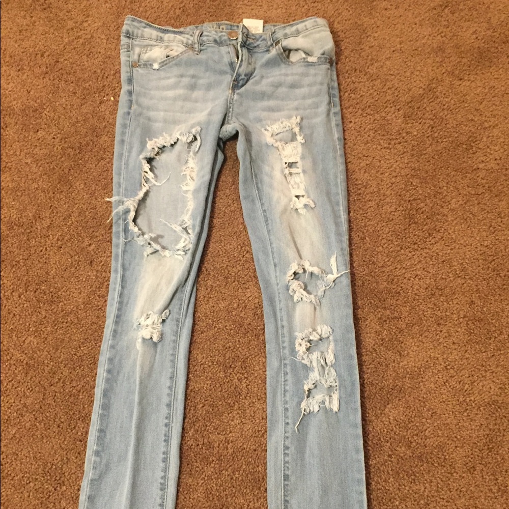VIP fierce distressed skinny jeans *SUPER CUTE!*
