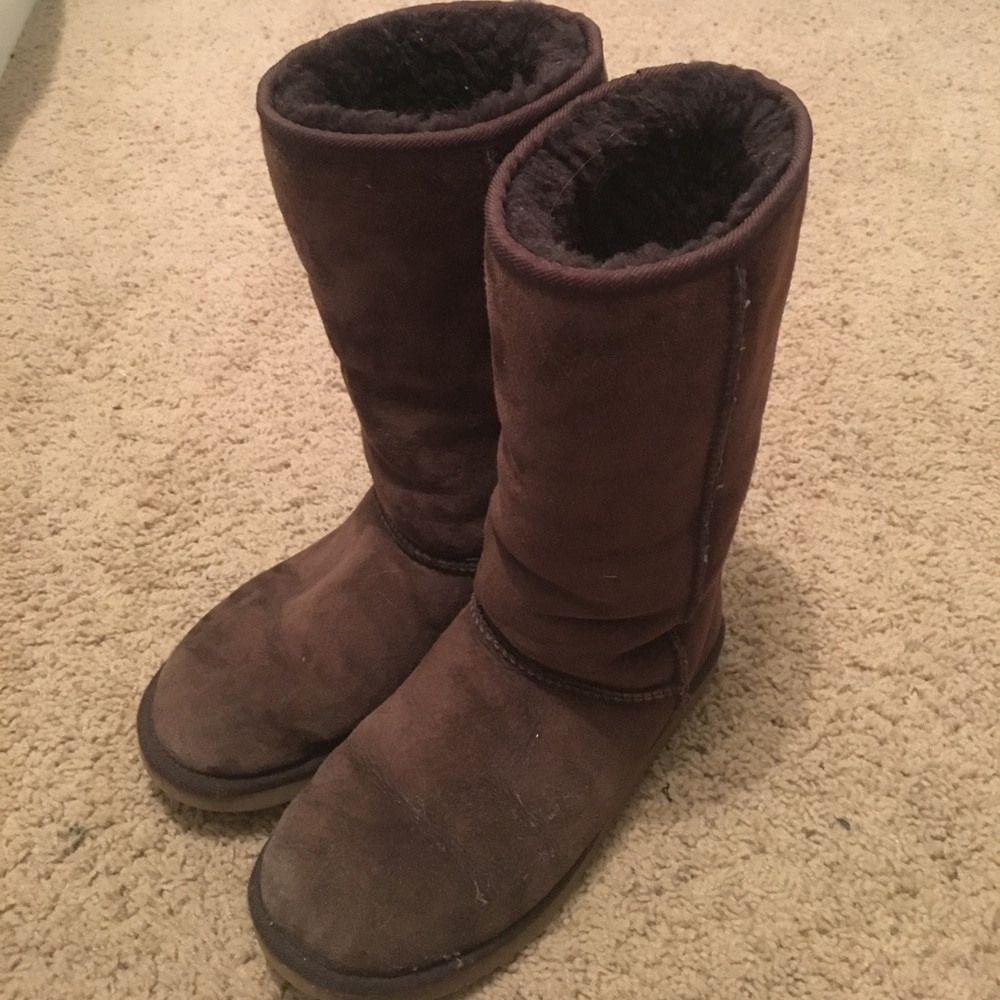 CHOCOLATE BROWN UGGS