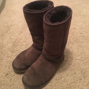 CHOCOLATE BROWN UGGS