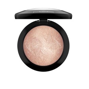 🎉💕 MAC Mineralize Skinfinish in Global Glow