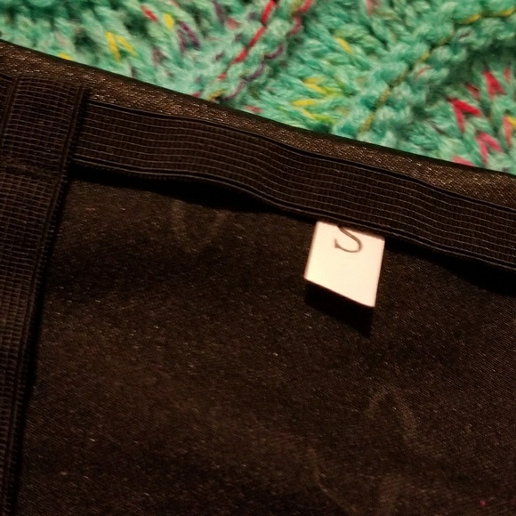 Black floral string thong - Picture 4 of 4